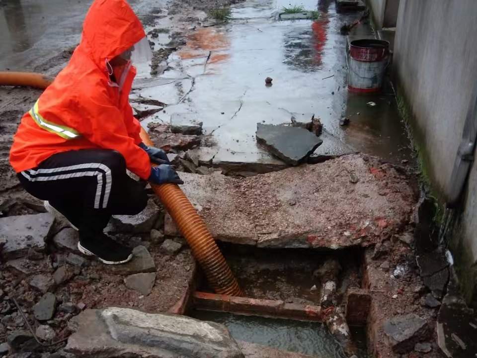 楚雄专业清理污水池 炜誉市政以规范流程守护城市 “肠道”